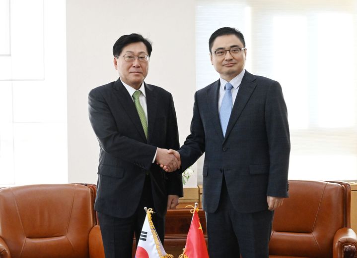 [서울=뉴시스] 최지영 기획재정부 국제경제관리관이 10일 서울 종로구 정부서울청사에서 팡쿤 주한 중국대사관 대사대리와 면담하기 앞서 악수하고 있다. (사진=기획재정부 제공) 2024.12.10. photo@newsis.com *재판매 및 DB 금지