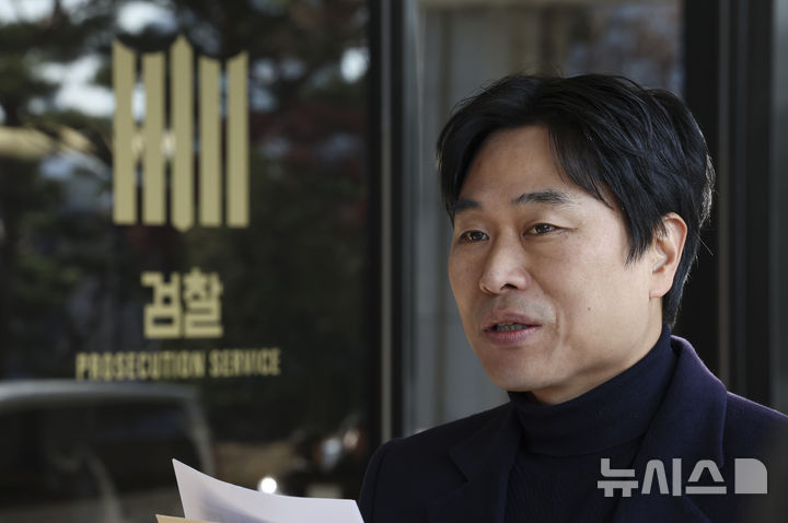 [서울=뉴시스] 김근수 기자 = 이종배 서울시의회 의원이 10일 오전 서울 서초구 서울중앙지방검찰청에서 윤석열 대통령 출국금지 지시한 오동운 공수처장 공무집행방해 및 직권남용권리행사방해 혐의 고발장 제출에 앞서 취지발언을 하고 있다. 2024.12.10. ks@newsis.com