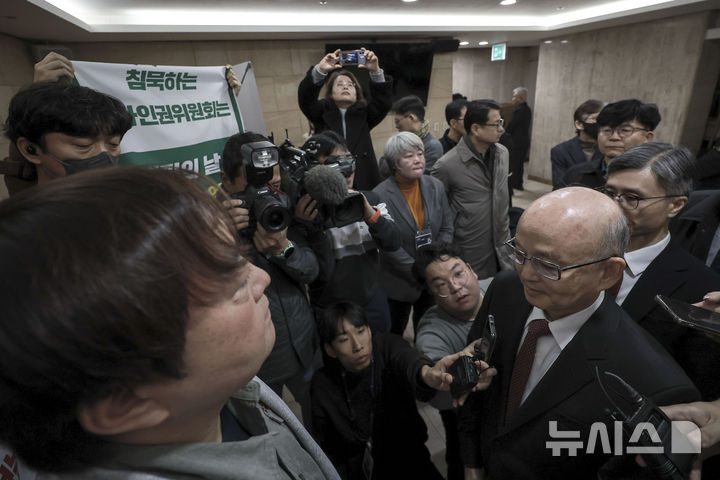 [서울=뉴시스] 정병혁 기자 = 10일 서울 중구 한국프레스센터에서 열린 2024 인권의날 기념식장 앞에서 국가인권위원회 바로잡기 공동행동 회원들이 비상계엄선포에 관한 입장을 달라며 안창호 국가인권위원장의 행사장 입장을 막아서고 있다. 2024.12.10. jhope@newsis.com