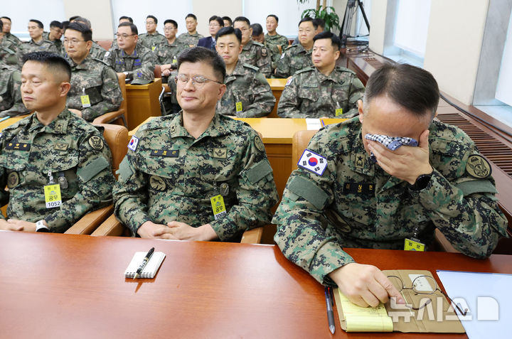 [서울=뉴시스] 조성우 기자 = 지난 3일 비상계엄 사태 당시 국회에 투입된 제1공수특전여단 이상현(오른쪽) 여단장이 10일 오전 서울 여의도 국회에서 열린 국방위원회의 긴급 현안질의에 출석해 눈물을 닦고 있다. 2024.12.10. xconfind@newsis.com