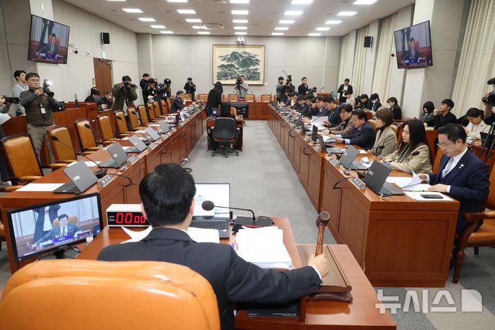 [서울=뉴시스] 조성봉 기자 = 박찬대 국회 운영위원장이 10일 오전 서울 여의도 국회에서 열린 운영위원회 전체회의에서 의사봉을 두드리고 있다. 이날 회의에 국민의힘 의원들은 불참했다. 2024.12.10. suncho21@newsis.com