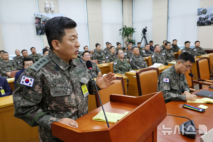 [서울=뉴시스] 조성우 기자 ='12·3 비상계엄 사태'를 수사하는 검찰이 정성우 국군방첩사령부 1처장을 소환 조사 중이다. 사진은 정 처장이 10일 오전 서울 여의도 국회에서 열린 국방위원회의 긴급 현안질의에서 의원 질의에 답변하는 모습. 2024.12.10. xconfind@newsis.com