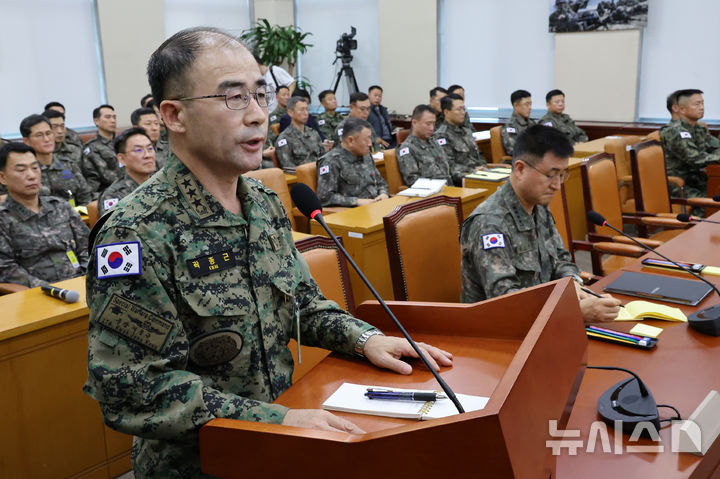 [서울=뉴시스] 조성우 기자 = 곽종근 특수전사령관이 10일 오전 서울 여의도 국회에서 열린 국방위원회의 긴급 현안질의에서 의원 질의에 답변하고 있다. 오른쪽은 박안수 육군참모총장. 2024.12.10. xconfind@newsis.com