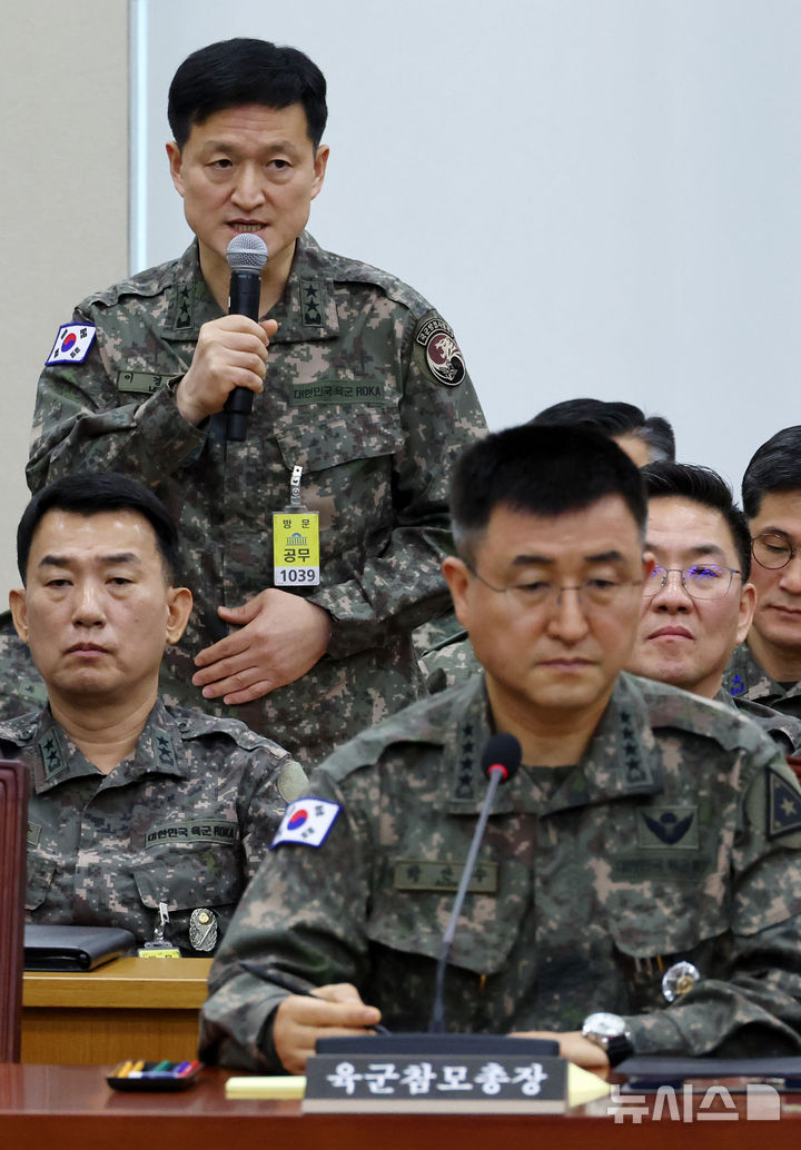 [서울=뉴시스] 조성우 기자 = 이경민(왼쪽 위) 국군방첩사령부 참모장(사령관 직무대행)이 10일 오전 서울 여의도 국회에서 열린 국방위원회의 긴급 현안질의에서 의원 질의에 답변하고 있다. 오른쪽은 박안수 육군참모총장. 2024.12.10. xconfind@newsis.com