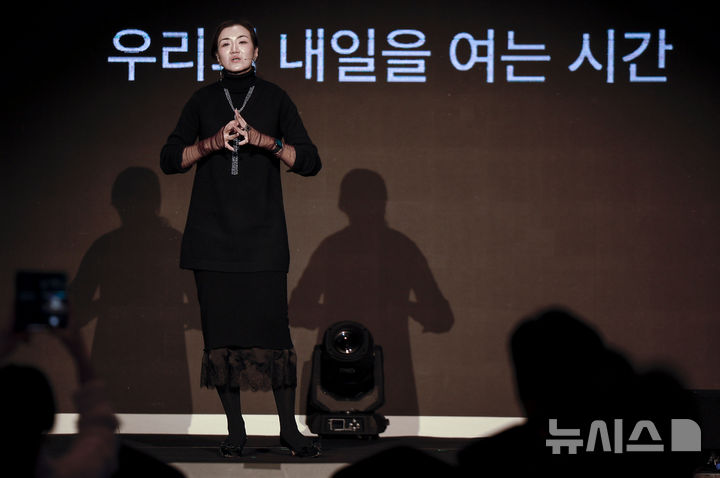 [서울=뉴시스] 정병혁 기자 = 조현민 한진 사장이 10일 서울 용산구 서울드래곤시티에서 열린 한진 언박싱데이 2024에서 주제발표를 하고 있다. 2024.12.10. jhope@newsis.com