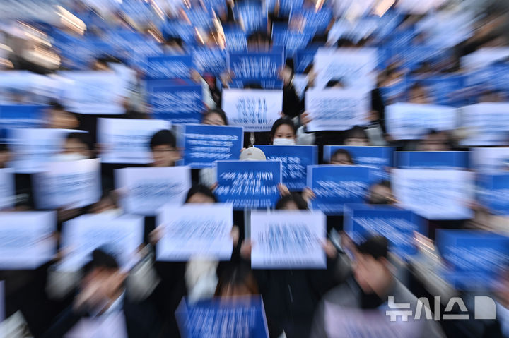 [용인=뉴시스] 김종택 기자 = 단국대학교 학생들이 지난 10일 경기도 용인시 단국대학교 죽전캠퍼스에서 시국선언 구호를 외치고 있는 모습. 2024.12.10. jtk@newsis.com