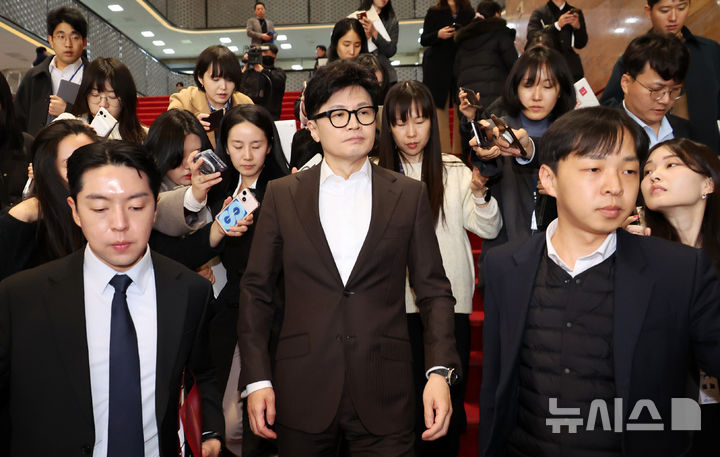 [서울=뉴시스] 조성우 기자 = 한동훈 국민의힘 대표가 10일 오후 서울 여의도 국회에서 열린 의원총회가 끝난 뒤 취재진 질문을 받으며 당대표실로 향하고 있다. 2024.12.10. xconfind@newsis.com