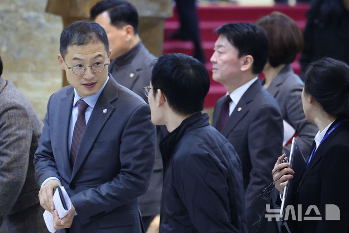 [서울=뉴시스] 권창회 기자 = 김상욱 국민의힘 의원과 안철수 의원이 10일 오후 서울 여의도 국회에서 열린 본회의에 참석하고 있다. 2024.12.10. kch0523@newsis.com