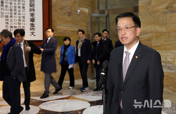 [서울=뉴시스] 조성우 기자 = 최상목 경제부총리 겸 기획재정부 장관이 10일 오후 서울 여의도 국회에서 열린 제418회국회(정기회) 제18차 본회의에서 2025년도 예산안이 통과된 뒤 입장을 밝히고 있다. 2024.12.10. xconfind@newsis.com