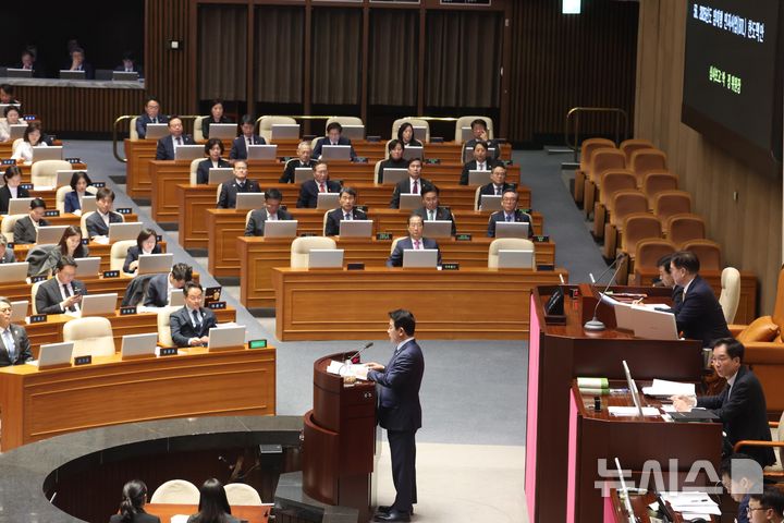 [서울=뉴시스] 조성봉 기자 = 박정 예산결산특별위원장이 10일 오후 서울 여의도 국회에서 열린 제418회국회(정기회) 제18차 본회의에서 2025년 정부 예산안 심사결과를 보고하고 있다. 2024.12.10. suncho21@newsis.com