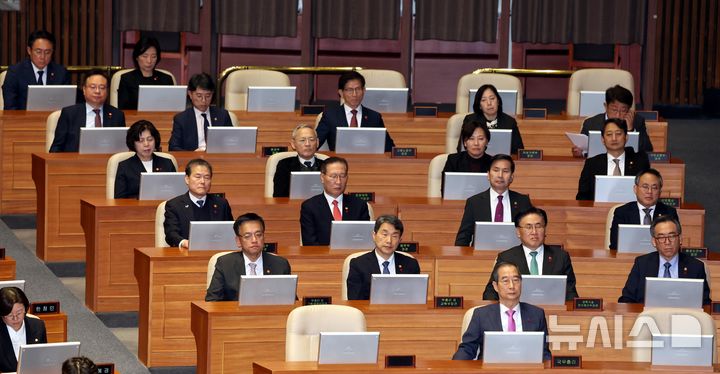 [서울=뉴시스] 조성봉 기자 = 한덕수 국무총리를 비롯한 국무위원들이 지난 10일 오후 서울 여의도 국회에서 열린 제418회국회(정기회) 제18차 본회의에서 참석하고 있다. 2024.12.10. suncho21@newsis.com