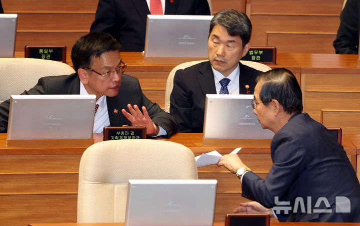 [서울=뉴시스] 조성봉 기자 = 한덕수 국무총리와 최상목 경제부총리 겸 기획재정부 장관이 10일 오후 서울 여의도 국회에서 열린 제418회국회(정기회) 제18차 본회의에서 2025년 정부예산안이 통과되자 대화를 하고 있다. 2024.12.10. suncho21@newsis.com