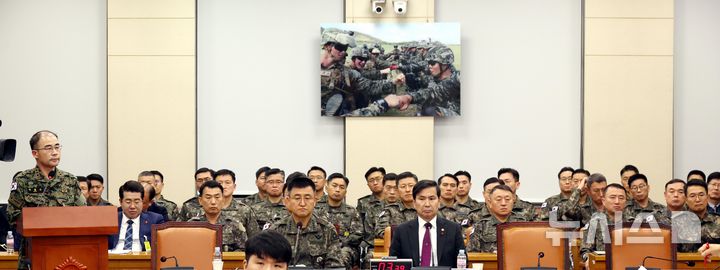 [서울=뉴시스] 조성봉 기자 = 곽종근 특수전사령관이 10일 오전 서울 여의도 국회에서 열린 국방위원회의 긴급 현안질의에서 의원 질의에 답변하고 있다. 2024.12.10. suncho21@newsis.com