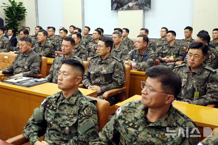 [서울=뉴시스] 조성봉 기자 = 10일 오전 서울 여의도 국회에서 열린 국방위원회의 긴급 현안질의에 출석한 군인들이 심각한 표정을 짓고 있다. 2024.12.10. suncho21@newsis.com