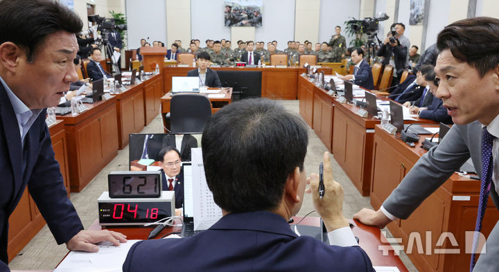 [서울=뉴시스] 조성우 기자 = 10일 오후 서울 여의도 국회에서 열린 국방위원회의 긴급 현안질의에서 성일종(가운데) 위원장이 강대식(왼쪽) 국민의힘, 부승찬 더불어민주당 간사와 논의하고 있다. 2024.12.10. xconfind@newsis.com