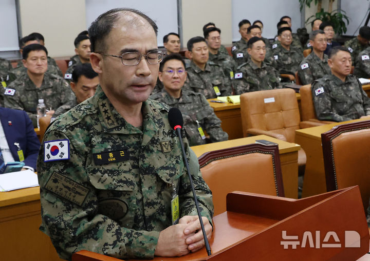 [서울=뉴시스] 조성우 기자 = 곽종근 특수전사령관이 지난 10일 오후 서울 여의도 국회에서 열린 국방위원회의 긴급 현안질의에서 의원 질의에 답변하고 있다. 2024.12.10. xconfind@newsis.com