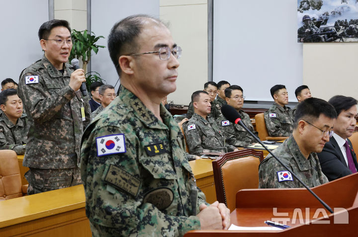 [서울=뉴시스] 조성우 기자 ='12·3 비상계엄 사태'를 수사하는 검찰이 수도방위사령부(수방사)에 대한 압수수색을 진행 중이다. 사진은 이진우(왼쪽) 수방사령관이 10일 오후 서울 여의도 국회에서 열린 국방위원회의 긴급 현안질의에 참석한 모습. 2024.12.10. xconfind@newsis.com