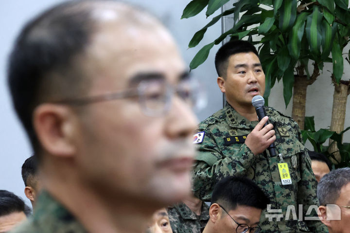 [서울=뉴시스] 조성우 기자 = 김현태(오른쪽) 707특수임무단장이 지난해 12월10일 오후 서울 여의도 국회에서 열린 국방위원회의 긴급 현안질의에서 의원 질의에 답변하고 있다. 왼쪽은 곽종근 특전사령관. 2025.02.05. xconfind@newsis.com
