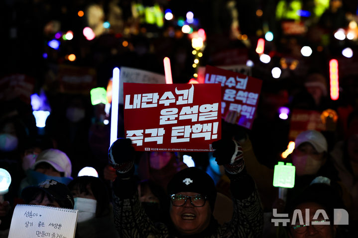 [서울=뉴시스] 황준선 기자 = 지난 10일 오후 서울 여의도 국회 앞에서 열린 내란수괴 윤석열 즉각 탄핵! 시민촛불집회에서 참석자들이 구호를 외치고 있다. 2024.12.10. hwang@newsis.com