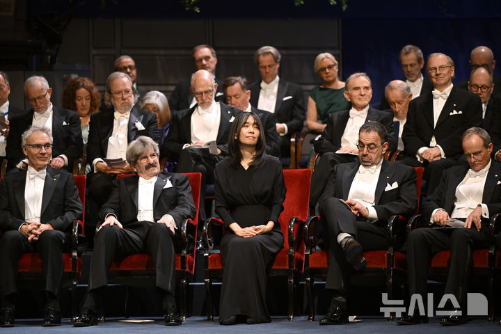 [스톡홀름=AP/뉴시스] 사진은 작가 한강을 비롯한 노벨상 수상자들이 지난 10일(현지시각) 스웨덴 수도 스톡홀름 소재 콘서트홀에서 열린 노벨상 시상식에 참석하고 있는 모습. 2024.12.11.