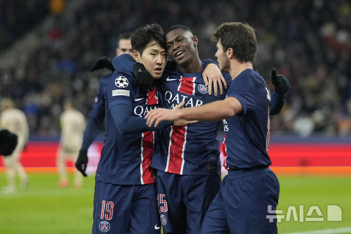 [잘츠부르크=AP/뉴시스] 프랑스 프로축구 리그앙 파리 생제르맹(PSG)의 이강인과 동료 선수들. 2024. 12. 10.