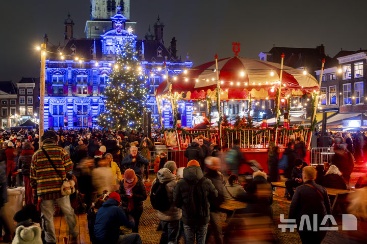 [델프트=AP/뉴시스] 네덜란드 델프트 마르크트 광장에서 지난 해 12월 10일 시민과 관광객들이 연례 빛 축제를 즐기는 광경. 올해 엘부르크 시의 빛의 행진 축제는 승용차 돌진 사고로 취소되었다. 2025. 12. 23. 
