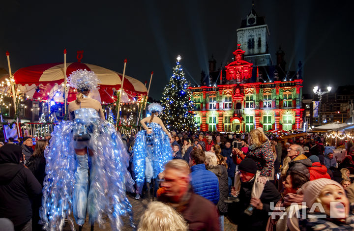 [델프트(네덜란드)=AP/뉴시스]2024년 12월10일 네덜란드 델프트 마르크트 광장에서 시민과 관광객들이 연례 빛 축제를 즐기고 있다. 영국 파이낸셜 타임스는 이미 오래 전부터 주 4일 근무제를 향한 길을 걸어온 네덜란드의 사례를 주목해야 한다며, 주 4일 근무가 모든 고뇌를 해소해주지는 않지만 경제 파탄으로 가는 지름길도 아니라고 보도했다. 2025.08.26.