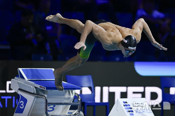 [부다페스트=AP/뉴시스] 2024년 헝가리 부다페스트에서 열린 쇼트코스 세계선수권대회에 출전한 러시아의 드미트리 자보론코프. 2024.12.11