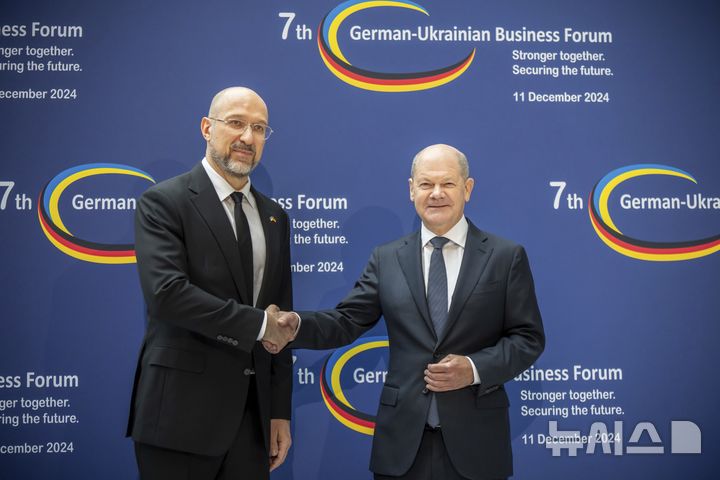 [AP/뉴시스] 우크라의 데니스 시미할 총리(왼쪽)가 2024년 12월 독일 베를린에서 올라프 숄츠 총리와 악수하고 있다.