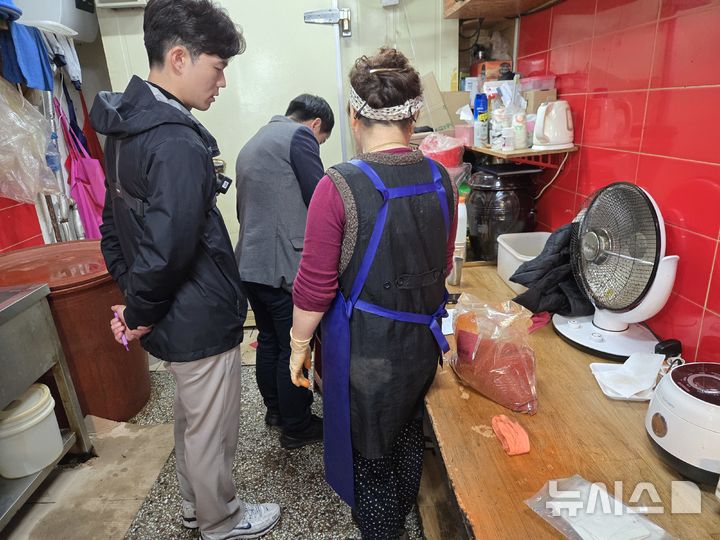 [전주=뉴시스] 국립농산물품질관리원(농관원)은 지난 10월 27일부터 이달 5일까지 배추김치 및 김장 양념류 중심으로 원산지 표시 일제점검을 실시한 결과 위반업체 142개소를 적발했다고 11일 밝혔다. 사진은 농관원이 지난해 진행한 배추김지 및 김장 채소류 원산지 표시 단속 모습. (사진=농관원 제공) 2024.12.11. photo@newsis.com