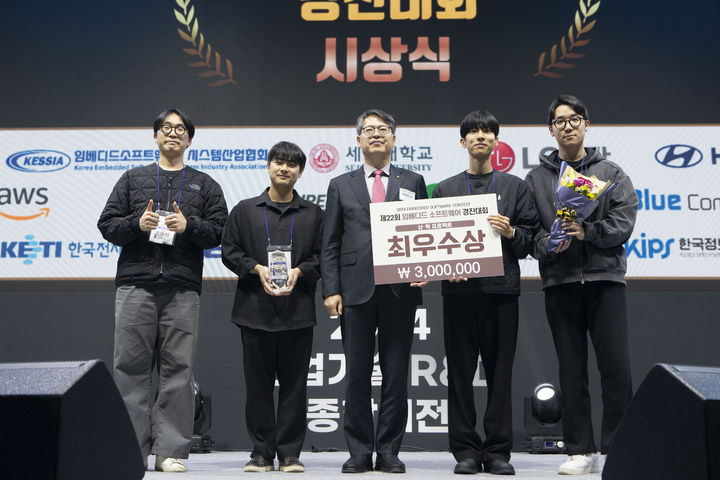 [인천=뉴시스] 이정우, 이기현, 조동호, 이민호 전기컴퓨터공학과 석사과정 학생으로 구성된 스마로팀이 산학프로젝트 부문에서 산업통상자원부 장관상을 받은 뒤 기념사진을 촬영하고 있다. (사진=인하대 제공) 2024.12.11. photo@newsis.com&nbsp;&nbsp; *재판매 및 DB 금지