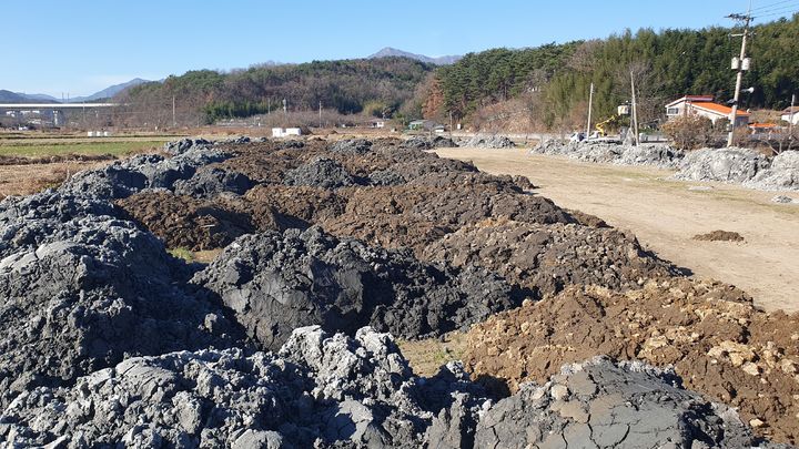 [울산=뉴시스] 울산 울주군은 최근 기승을 부리는 농지 불법 성토를 근절하기 위해 이달부터 내년 1월까지 집중단속을 한다고 11일 밝혔다. (사진= 울산환경운동연합 제공) 2024.12.11.photo@newsis.com *재판매 및 DB 금지