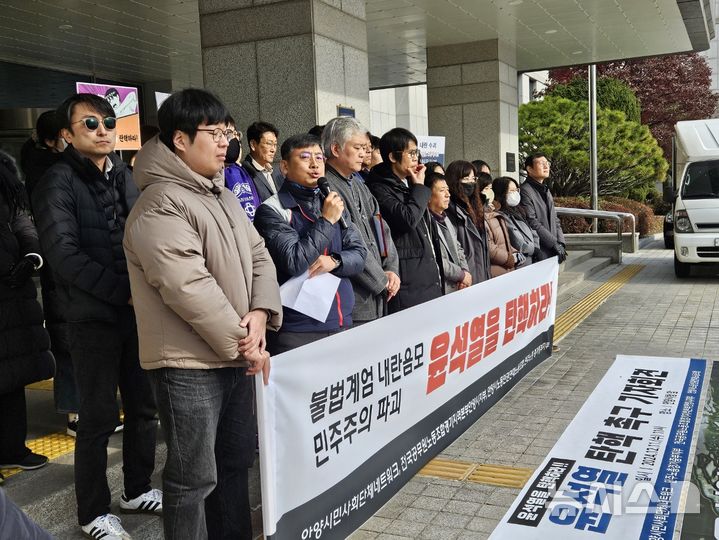 [안양=뉴시스] 전국공무원노동조합 경기지역본부 안양시지부 등 4개 단체는 11일 기자회견을 열고, "윤석열 대통령은 즉각 탄핵당하여야 한다"고 주장했다. 2024.12.11.phe@newsis.com *재판매 및 DB 금지.