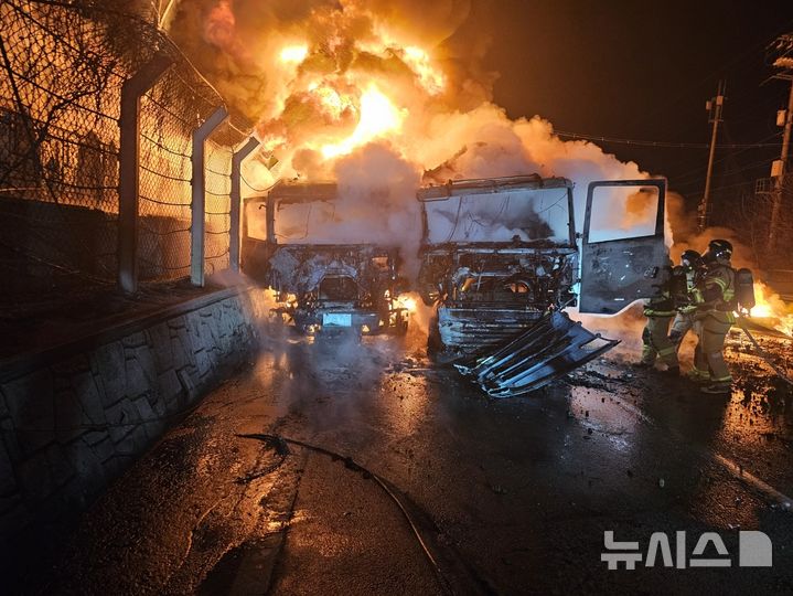 [단양=뉴시스] 서주영 기자 = 11일 충북 단양군 단양읍의 한 도로에서 기름 실린 탱크로리를 화물차가 들이받아 화재가 발생해 소방대원이 진화를 하고 있다. (사진= 단양소방서 제공) 2024.12.11. photo@newsis.com 