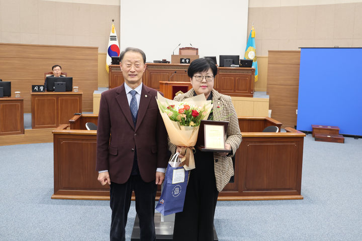 [창원=뉴시스] 강경국 기자 = 이태원 참사 희생자와 화물연대에 대해 막말을 쏟아내 논란을 일으켰던 김미나 경남 창원시의원(오른쪽)이 10일 경남시군의회의장협의회 의정봉사상을 수상한 후 손태화 시의회 의장과 함께 기념촬영을 하고 있다. (사진=창원시의회 제공). 2024.12.11. photo@newsis.com *재판매 및 DB 금지