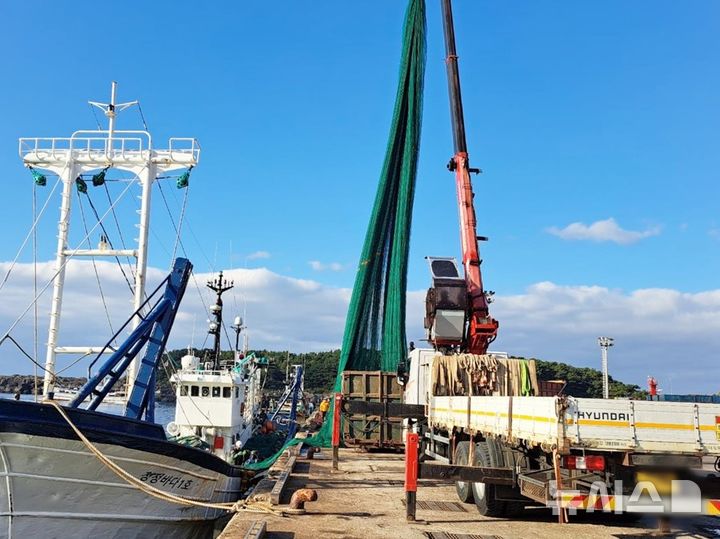 [제주=뉴시스] 7일 제주 서귀포항에서 불법 어구 수거 전용선 '청정바다 1호'가 차귀도 해상에서 수거한 불법 중국어선 범장망을 하역하고 있다. (사진=남해어업관리단 제공) 2024.12.11. photo@newsis.com