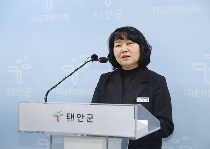 [태안=뉴시스] 11일 충남 태안군청 브리핑룸에서 강미경 군 환경관리센터 소장이 내년 센터 운영 등에 대해 브리핑을 하고 있다. (사진=태안군 제공) 2024.12.11. photo@newsis.com *재판매 및 DB 금지