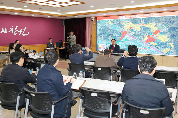 [창원=뉴시스] 강경국 기자 = 홍남표 경남 창원시장이 11일 창원시청 회의실에서 열린 창원국가산단의 지속가능성 강화를 위한 창원대로변 준공업 지역 재정비 계획을 브리핑하고 있다. (사진=창원시청 제공). 2024.12.11. photo@newsis.com *재판매 및 DB 금지