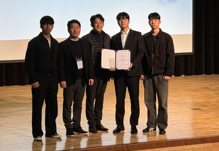 [대전=뉴시스] 우수상을 수상한 국립한밭대 설비공학과 학부생들과 박병용 지도교수. (사진=국립한밭대 제공) 2024.12.11. photo.newsis.com *재판매 및 DB 금지