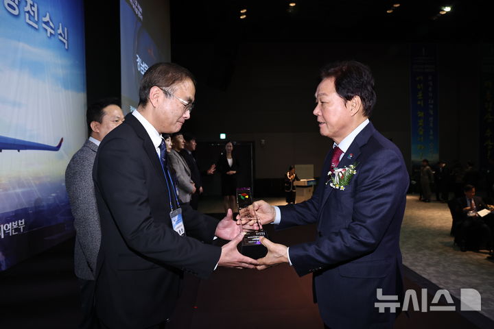[창원=뉴시스]박완수(오른쪽) 경남도지사가 11일 창원 그랜드머큐어앰배서더 호텔에서 열린 제30회 경남무역인상 시상식 및 제61회 무역의 날 정부포상 전수식에서 ㈜이이더불유코리아 관계자에게 경남무역인상 수출유공탑을 수여하고 있다.(사진=경남도 제공) 2024.12.11. photo@newsis.com