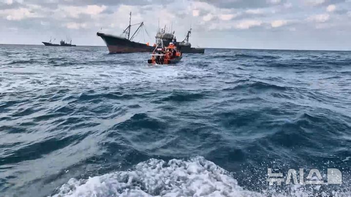 [제주=뉴시스] 제주지방해양경찰청이 9일부터 11일까지 해상에서 실시한 '제3차 불법 조업 외국어선 특별단속' 자료 사진. (사진=제주해경청 제공) 2024.12.11. photo@newsis.com