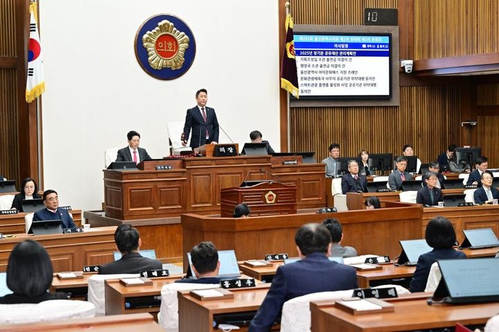 [울산=뉴시스] 구미현 기자 = 울산시의회는 11일 본회의장에서 김두겸 시장과 천창수 교육감을 비롯한 관계공무원들이 참석한 가운데 제252회 제2차 정례회 제3차 본회의를 열고 내년도 당초예산을 확정했다. (사진=울산시의회 제공) 2024.12.11. photo@newsis.com *재판매 및 DB 금지