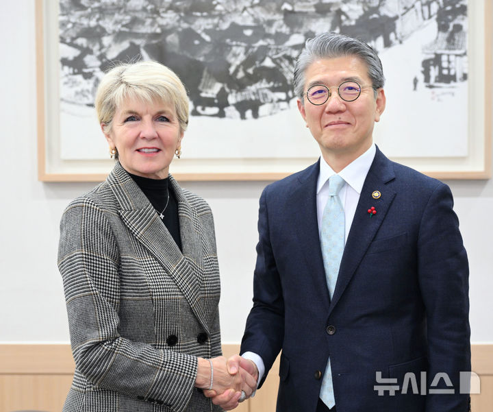 [서울=뉴시스] 김홍균 외교부 1차관은 11일 오후 '제6차 여성과 함께하는 평화 국제회의' 참석 차 방한한 줄리 비숍 유엔사무총장 미얀마특사를 면담하기 전 기념사진 촬영을 하고 있다. (사진= 외교부 제공) 2024.12.11. photo@newsis.com