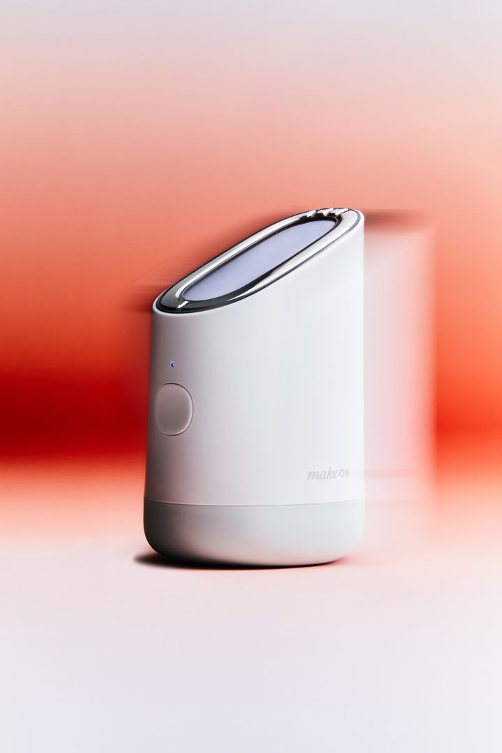 [서울=뉴시스] 아모레퍼시픽 메이크온 스킨 라이트 테라피(사진=아모레퍼시픽 제공) *재판매 및 DB 금지