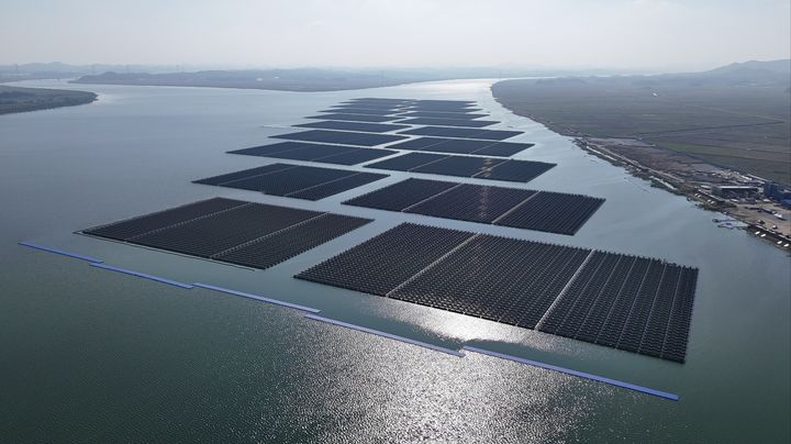 [울산=뉴시스] 충남 서산시 대산읍 대호호 수상태양광발전시설. (사진=한국동서발전 제공) 2024.12.11. photo@newsis.com *재판매 및 DB 금지