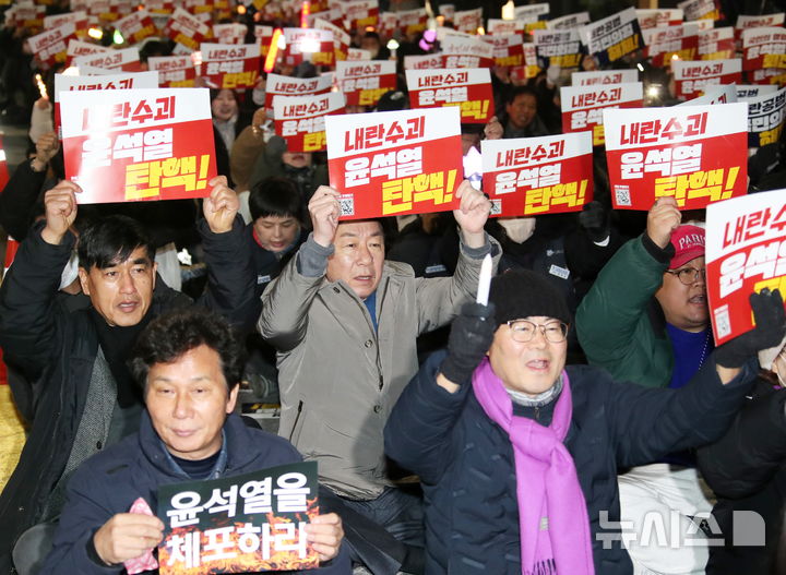 [전주=뉴시스] 김얼 기자 = 11일 전북 전주시 전주객사 앞에서 윤석열 퇴진 촛불집회가 열린 가운데 윤석열 대통령 퇴진을 촉구하는 많은 시민들이 참석해 구호를 외치고 있다. 2024.12.11. pmkeul@newsis.com