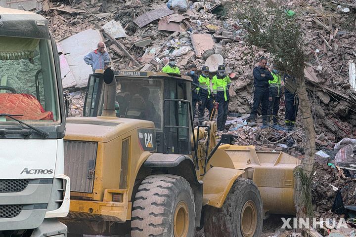 [카이로=신화/뉴시스] 지난 해 12월10일 이집트 카이로 시내에서 6층 규모의 아파트 건물이 무너져 구조대가 현장을 수색하고 있다. 4월 9일엔 중부 아슈트 주의 주거용 건물이 붕괴하면서 시신 9구를 수습했다고 현지 소식통들이 전했다. 2025.04.10.&nbsp; 