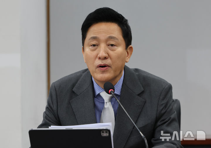 [서울=뉴시스] 황준선 기자 = 오세훈 서울시장이 11일 오전 서울 중구 서울시청에서 서울시 관광분야 비상경제회의를 주재하고 있다. 2024.12.11. hwang@newsis.com