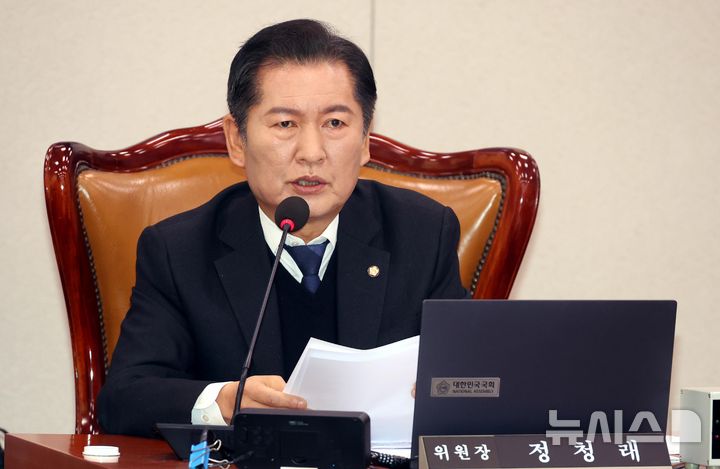 [서울=뉴시스] 조성봉 기자 = 정청래 국회 법사위원장이 11일 오전 서울 여의도 국회 법제사법위원회 전체회의에서 열린 비상계엄 현안질의에서 심우정 검찰총장의 출석을 요구하는 발언을 하고 있다. 2024.12.11. suncho21@newsis.com