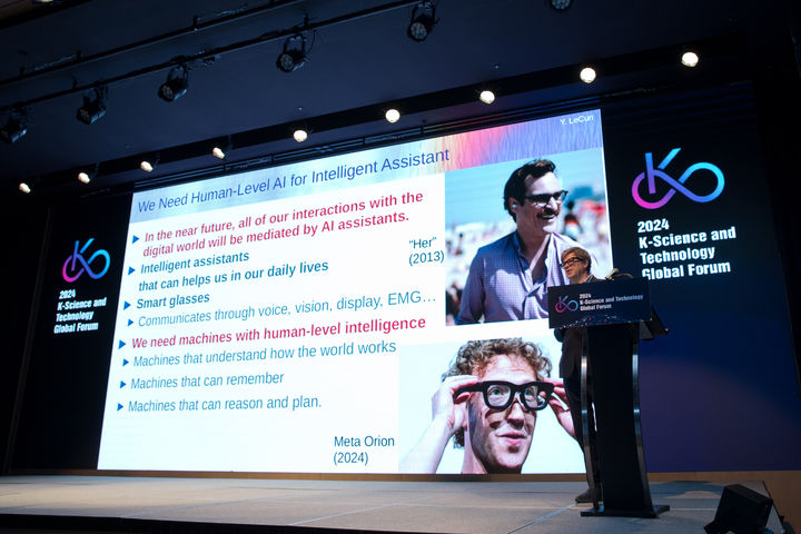 [서울=뉴시스] 18일(현지 시간) 파이낸셜타임스(FT)에 따르면 르쿤은 메타를 떠나 '어드밴스드 머신 인텔리전스 랩스(AMI랩스)'를 설립하면서 초기 자금인 5억 유로(약 8860억) 조달을 추진하고 있다. 사진은 지난해 얀 르쿤 뉴욕대학교 교수가 '2024 K-Science and Technology 글로벌 포럼' 에서 발표하는 모습 (사진=과학기술정보통신부 제공) 2024.12.19. photo@newsis.com *재판매 및 DB 금지